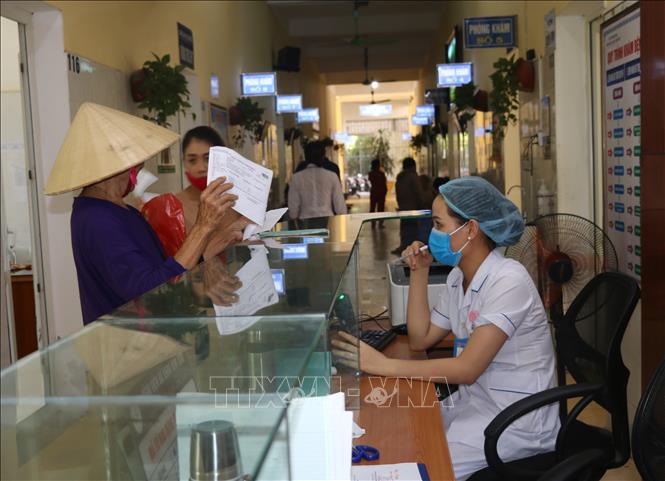 Nhà thuốc Bệnh viện Đa khoa thị xã Bỉm Sơn, nơi bệnh nhân và người nhà có đi qua hiện đã được lực lượng chức năng tổ chức phun tiêu độc khử trùng phòng, chống dịch COVID-19. Ảnh: Hoa Mai - TTXVN